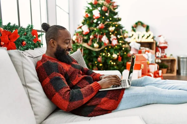 Young African American Man Using Laptop Sitting Christmas Tree Home — Foto de Stock