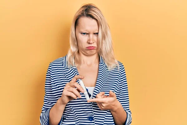 Mooie Kaukasische Blonde Vrouw Met Glucometer Apparaat Sceptisch Nerveus Fronsen — Stockfoto