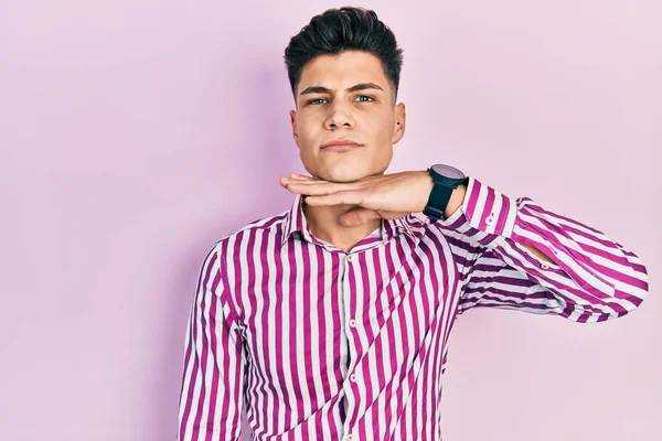 Ung Latinamerikansk Man Klädd Vardagskläder Skära Halsen Med Handen Som — Stockfoto