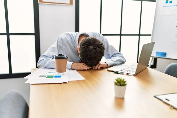 Junger Hispanischer Geschäftsmann Mit Kopf Auf Tisch Büro Überarbeitet — Stockfoto