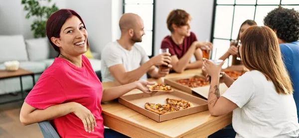 Grup Prieteni Tineri Zâmbind Fericit Mâncând Pizza Italiană Așezată Masă — Fotografie, imagine de stoc