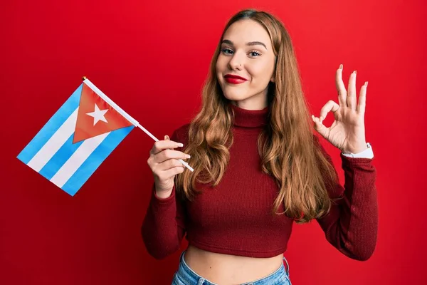 Jonge Blonde Vrouw Met Cuba Vlag Doet Teken Met Vingers — Stockfoto