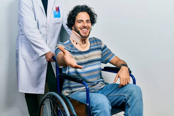 首の襟を身に着けて車椅子に座っているハンサムなヒスパニック系の男性は 挨拶や歓迎として握手を提供笑顔 成功したビジネス — ストック写真