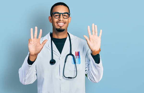 Молодой Африканский Американец Форме Доктора Стетоскопе Показывает Показывает Пальцами Номер — стоковое фото