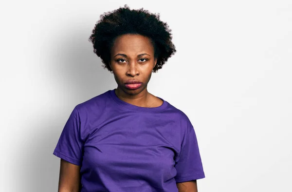 Mujer Afroamericana Con Pelo Afro Vistiendo Casual Camiseta Púrpura Escéptico —  Fotos de Stock