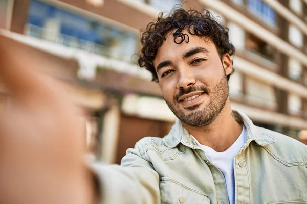 Bonito Homem Hispânico Com Barba Sorrindo Feliz Livre Dia Ensolarado — Fotografia de Stock