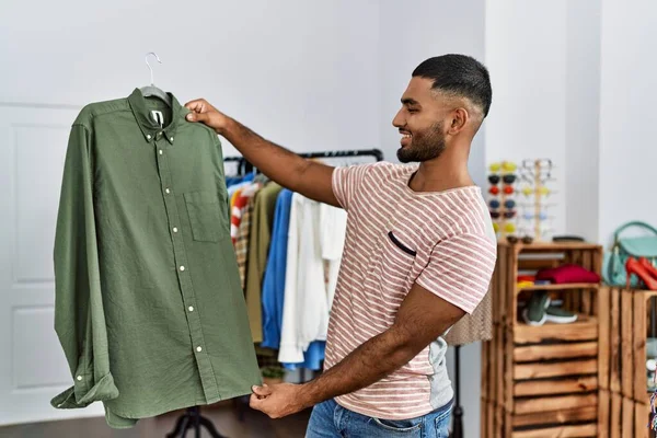 年轻的中东男子微笑着自信地在服装店购物 — 图库照片