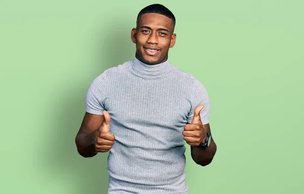 Junger Schwarzer Mann Lässigem Shirt Mit Positiver Geste Mit Der — Stockfoto