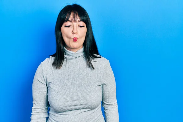 Jonge Spaanse Vrouw Casual Kleding Vissengezicht Met Lippen Gek Komisch — Stockfoto