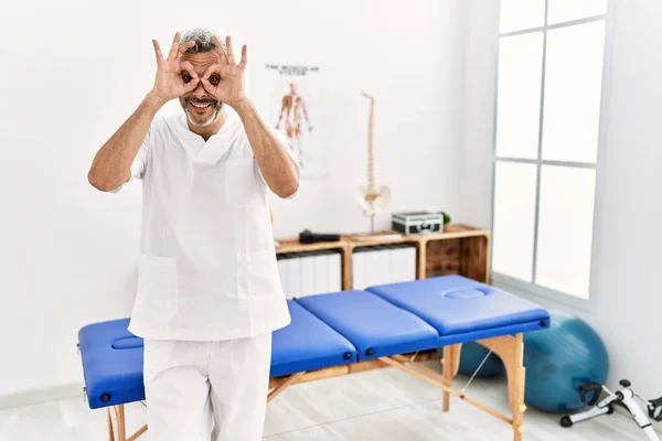 Homem Terapeuta Hispânico Meia Idade Trabalhando Clínica Recuperação Dor Fazendo — Fotografia de Stock