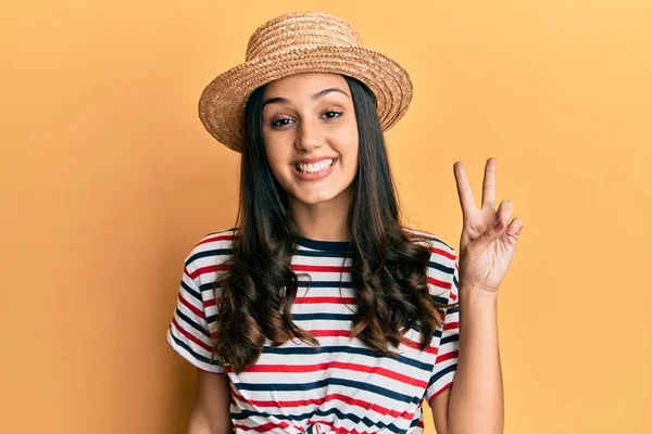 Mujer Hispana Joven Con Sombrero Verano Sonriendo Con Cara Feliz — Foto de Stock