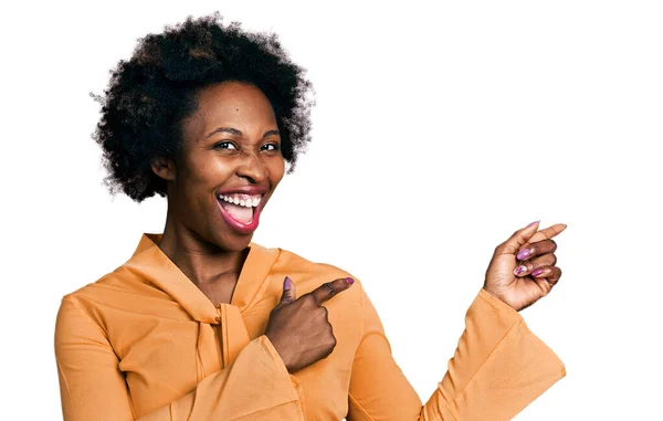 Afro Saçlı Zarif Gömlekli Gülümseyen Kameraya Bakan Iki Eli Parmakları — Stok fotoğraf
