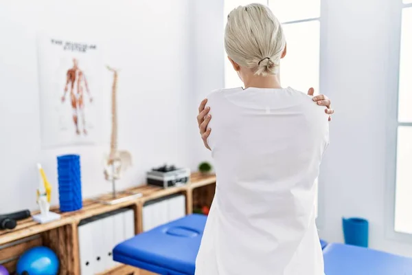 Mulher Caucasiana Jovem Trabalhando Clínica Recuperação Dor Abraçando Feliz Positivo — Fotografia de Stock