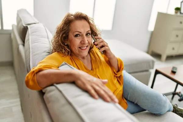 Mujer Caucásica Mediana Edad Hablando Teléfono Inteligente Sentado Sofá Casa —  Fotos de Stock