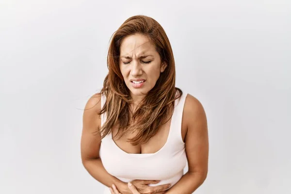 中年のヒスパニック系の女性の胃の上に手で隔離された背景の上に立って吐き気 痛みを伴う病気も感じている キャッシュ コンセプト — ストック写真