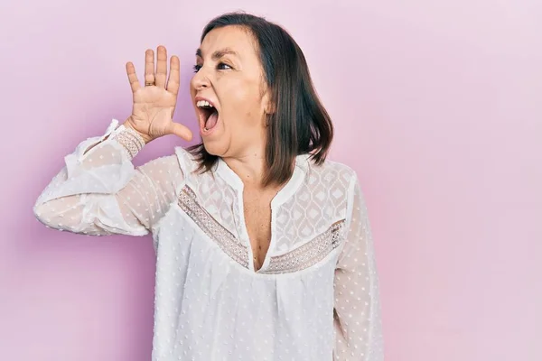 中世のヒスパニック系の女性は カジュアルな服を叫び 口の中で手で横に大声で叫んで身に着けている コミュニケーションの概念 — ストック写真