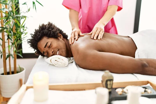 Ung Afrikansk Amerikansk Man Ler Glad Att Massage Skönhetscentret — Stockfoto