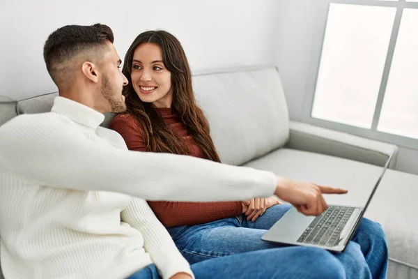 Young Hispanic Couple Using Laptop Sitting Sofa Home — Stock Photo, Image