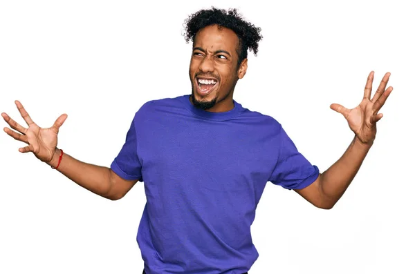 年轻的非洲裔美国人 留着胡子 穿着宽松的紫色T恤 疯狂地喊叫着 带着咄咄逼人的表情和手臂大喊 沮丧的概念 — 图库照片