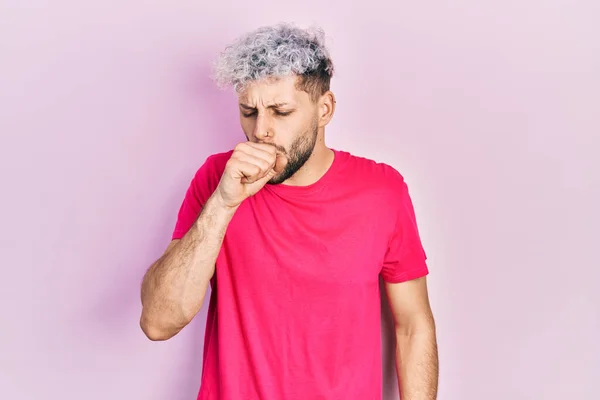 Νεαρός Ισπανόφωνος Άντρας Μοντέρνα Βαμμένα Μαλλιά Που Φοράει Casual Ροζ — Φωτογραφία Αρχείου