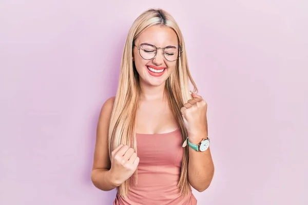 Ung Blond Flicka Bär Casual Kläder Firar Förvånad Och Förvånad — Stockfoto