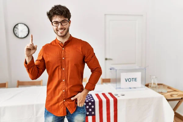 Hombre Hispano Pie Sala Electoral Mostrando Señalando Con Dedo Número — Foto de Stock