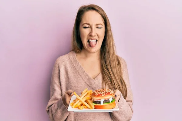 Junge Blonde Frau Isst Einen Leckeren Klassischen Burger Mit Pommes — Stockfoto