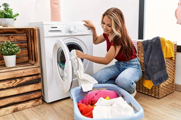 Menina Caucasiana Jovem Sorrindo Roupas Limpeza Feliz Usando Máquina Whasing — Fotografia de Stock