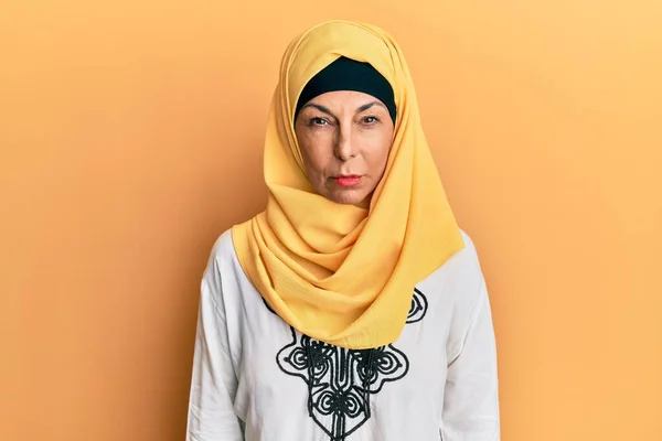 Medelåldern Hispanic Kvinna Bär Traditionella Islamiska Hijab Halsduk Skeptisk Och — Stockfoto