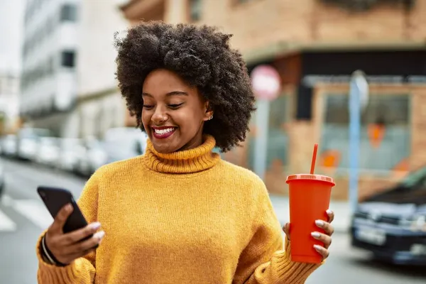 Ung Afrikansk Amerikansk Flicka Använder Smartphone Och Dricka Läsk Staden — Stockfoto