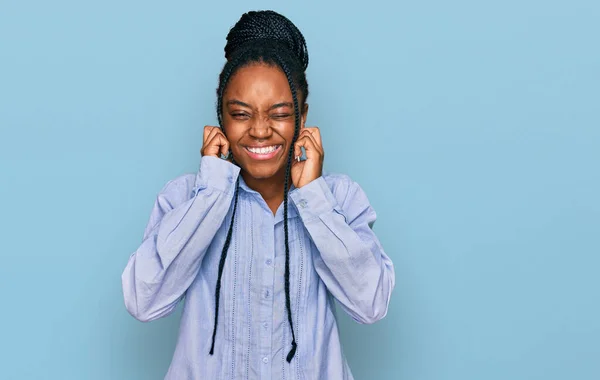 Jonge Afro Amerikaanse Vrouw Draagt Casual Kleding Die Oren Bedekt — Stockfoto