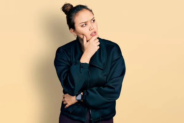 Junge Hispanische Mädchen Sportkleidung Mit Der Hand Kinn Die Über — Stockfoto