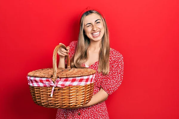 Vacker Latinamerikansk Kvinna Som Håller Picknick Korg Blinkar Tittar Kameran — Stockfoto