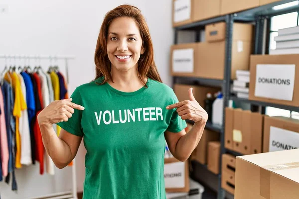 Mulher Hispânica Meia Idade Vestindo Shirt Voluntária Doações Stand Sorrindo — Fotografia de Stock