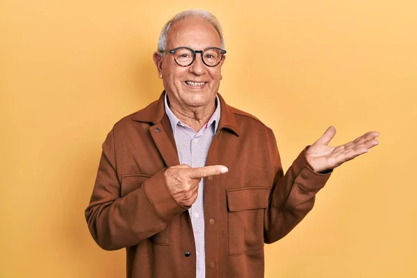 Älterer Mann Mit Grauen Haaren Lässiger Jacke Und Brille Staunend — Stockfoto