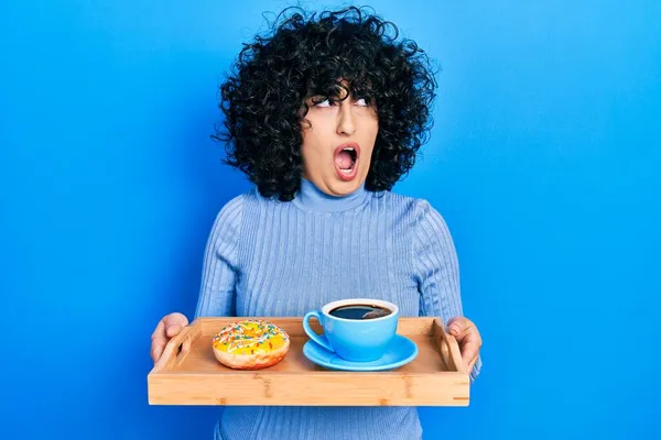 Jovem Mulher Oriente Médio Segurando Bandeja Com Donut Xícara Café — Fotografia de Stock