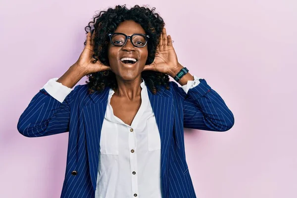 Jonge Afro Amerikaanse Vrouw Draagt Zakelijke Kleren Een Bril Die — Stockfoto