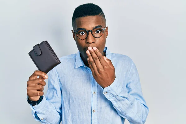 Ung Afrikansk Amerikan Som Bär Glasögon Med Läderplånbok Som Täcker — Stockfoto