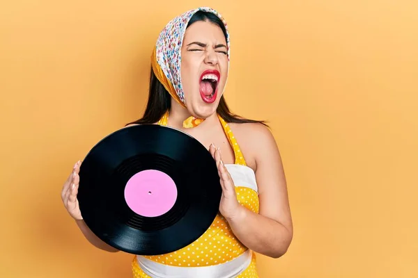 Mladá Hispánka Stylu Pin Drží Vinylový Disk Naštvaný Šílený Křičí — Stock fotografie