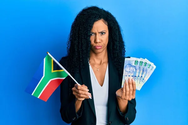 Afro Amerikaanse Vrouw Van Middelbare Leeftijd Die Zuid Afrikaanse Vlag — Stockfoto