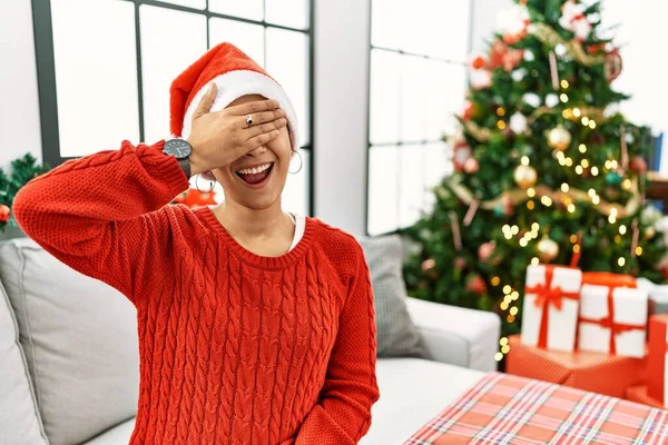 Mulher Hispânica Jovem Com Cabelo Curto Usando Chapéu Natal Sentado — Fotografia de Stock