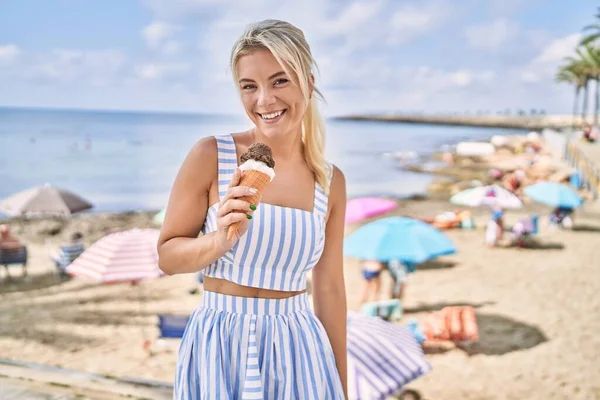 Jeune Fille Blonde Manger Crème Glacée Debout Plage — Photo