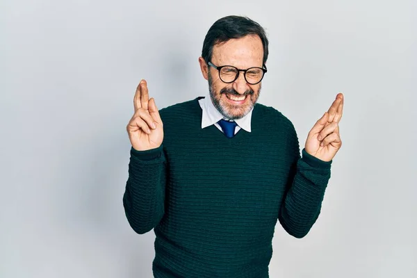 Homem Hispânico Meia Idade Vestindo Roupas Casuais Óculos Gesticulando Dedo — Fotografia de Stock