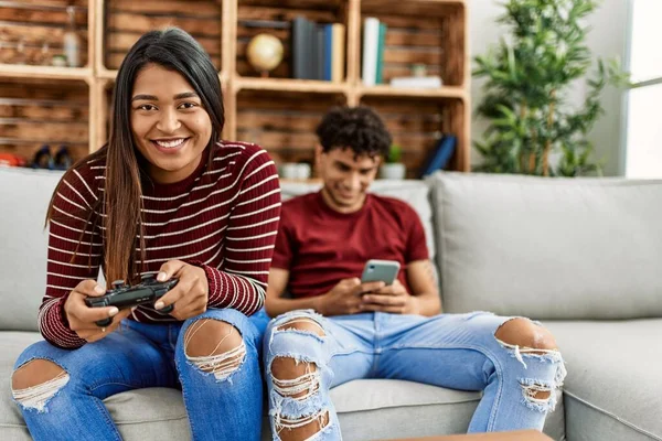 Vrouw Speelt Videospel Man Met Smartphone Thuis — Stockfoto