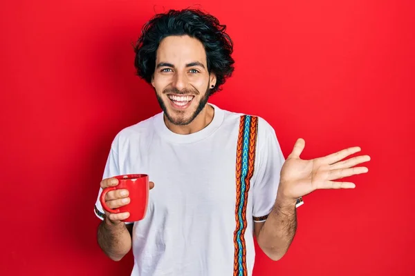 Bonito Homem Hispânico Bebendo Café Xícara Comemorando Realização Com Sorriso — Fotografia de Stock