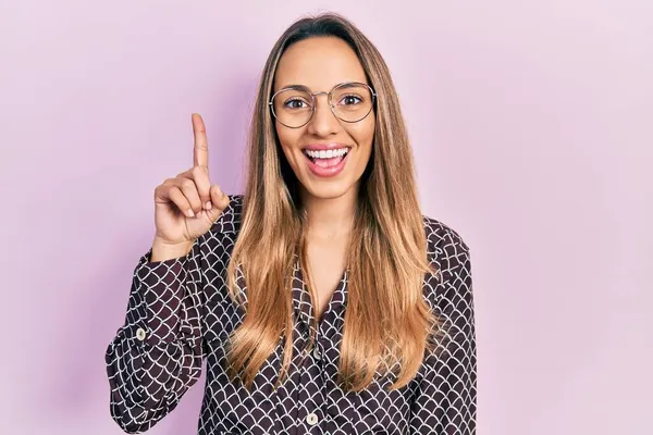 Vacker Latinamerikansk Kvinna Vardagskläder Och Glasögon Som Pekar Finger Upp — Stockfoto
