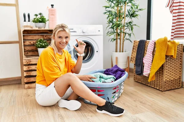 Jonge Blanke Vrouw Zet Vuile Wasmachine Glimlachend Zelfverzekerd Gebaar Met — Stockfoto