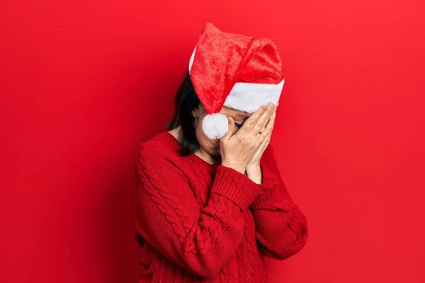 Ισπανίδα Μεσήλικας Που Φορούσε Χριστουγεννιάτικο Καπέλο Λυπημένη Έκφραση Καλύπτοντας Πρόσωπο — Φωτογραφία Αρχείου