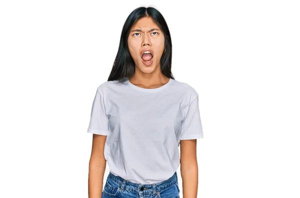 Wanita Asia Muda Yang Cantik Mengenakan Kaos Putih Kasual Marah — Stok Foto