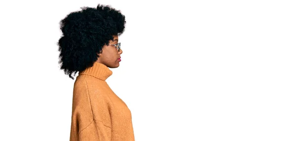 Jeune Femme Afro Américaine Portant Des Vêtements Décontractés Regardant Vers — Photo